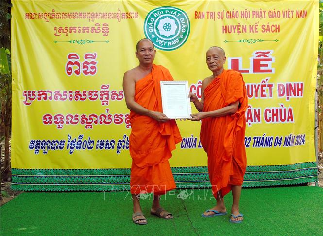 Trao Quyết định công nhận chùa và công nhận Trụ trì chùa Ante Kosêy Sirêy Labach tại lễ công bố. Ảnh: Trung Hiếu-TTXVN 