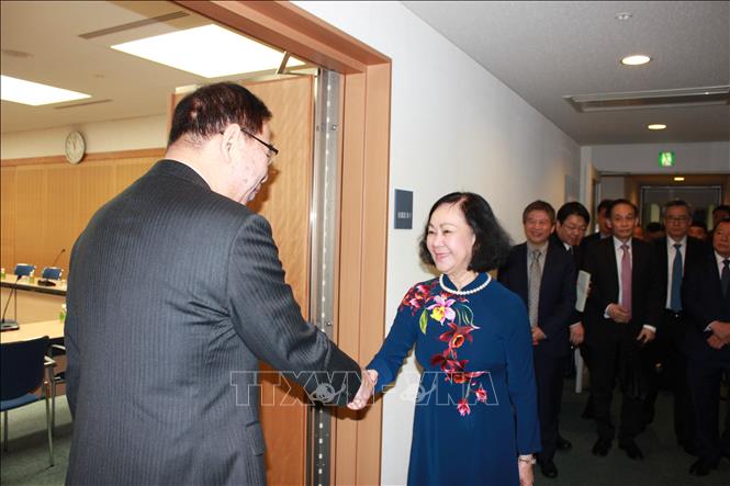 Thường trực Ban Bí thư Trương Thị Mai gặp Chủ tịch Hội đồng Trung ương Đảng Cộng sản Nhật Bản Shii Kazuo. Ảnh: Nguyễn Tuyến - PV TTXVN tại Nhật Bản