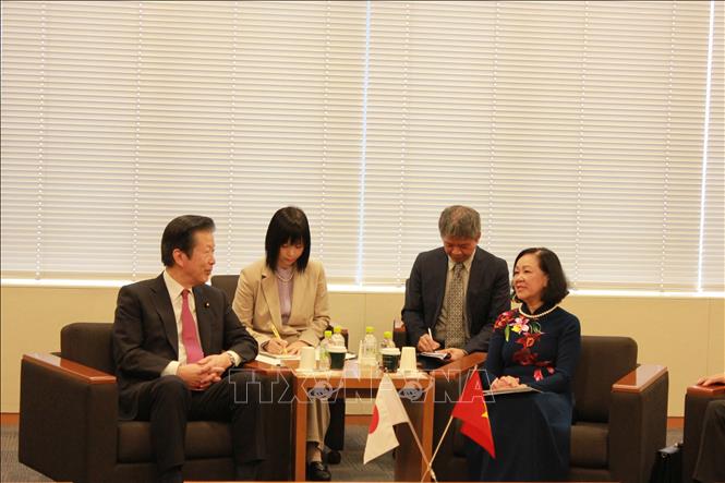 Thường trực Ban Bí thư Trương Thị Mai trao đổi với Chủ tịch Đảng Công Minh Yamaguchi Natsuo. Ảnh: Phạm Tuân - PV TTXVN tại Nhật Bản