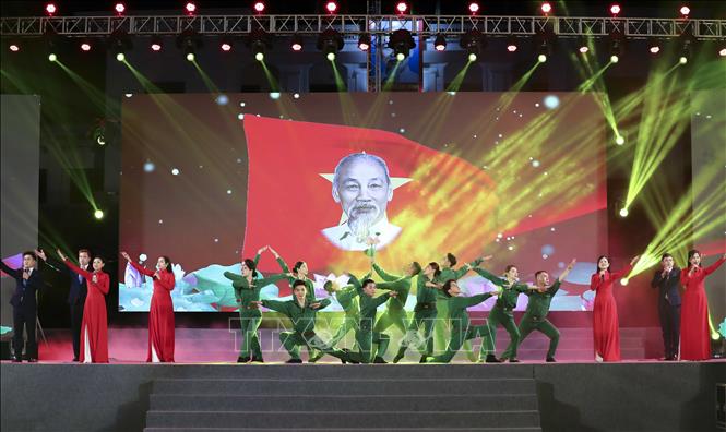 Tiết mục hát về Chủ tịch Hồ Chí Minh của Đội Tuyên truyền lưu động tỉnh An Giang. Ảnh: Xuân Tư - TTXVN