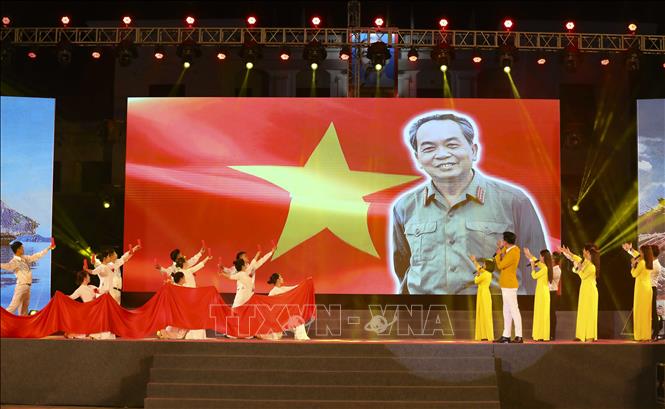 Tiết mục hát về Đại tướng Võ Nguyên Giáp của Đội Tuyên truyền lưu động tỉnh Quảng Ninh. Ảnh: Xuân Tư - TTXVN