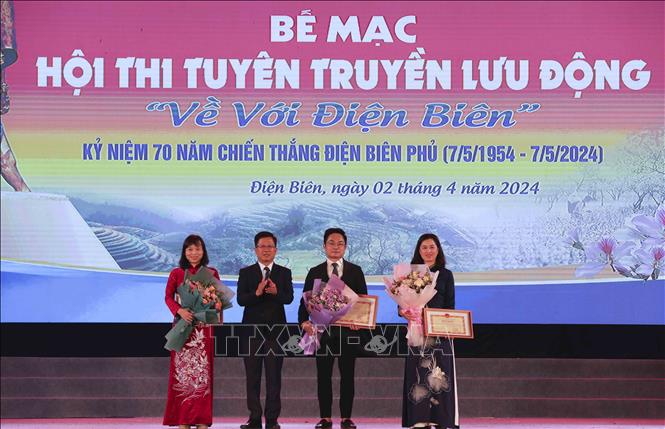 BTC trao Bằng khen của Chủ tịch UBND tỉnh Điện Biên cho các tập thể, cá nhân có thành tích xuất sắc tại Hội thi. Ảnh: Xuân Tư - TTXVN