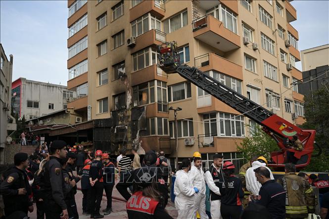Lực lượng cứu hộ làm nhiệm vụ tại hiện trường vụ cháy tòa chung cư Gayrettepe ở Istanbul (Thổ Nhĩ Kỳ) ngày 2/4/2024. Ảnh: AFP/TTXVN
