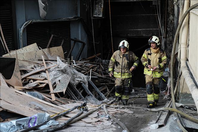 Lính cứu hỏa được triển khai tại hiện trường vụ cháy chung cư Gayrettepe ở Istanbul, Thổ Nhĩ Kỳ ngày 2/4/2024. Ảnh: AFP/TTXVN