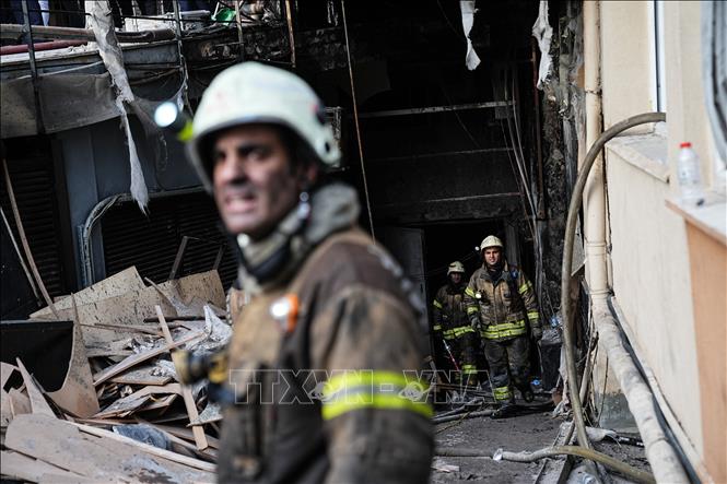 Lính cứu hỏa được triển khai tại hiện trường vụ cháy chung cư Gayrettepe ở Istanbul, Thổ Nhĩ Kỳ ngày 2/4/2024. Ảnh: AA/TTXVN