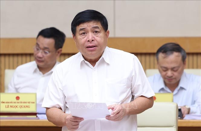 Bộ trưởng Bộ Kế hoạch và Đầu tư Nguyễn Chí Dũng báo cáo tình hình kinh tế - xã hội. Ảnh: Dương Giang-TTXVN
