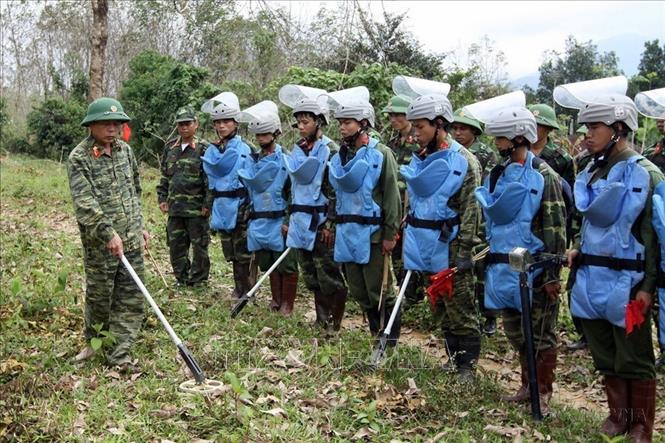 Lực lượng công binh tập huấn nghiệp vụ trước khi đến hiện trường thực hiện việc rà phá bom, mìn sót lại sau chiến tranh (2016). Ảnh: Trọng Đức - TTXVN