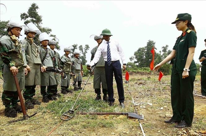 Trung tá Shahab Udin (Đoàn đánh giá chất lượng và tư vấn (AAV) của Liên hợp quốc) hướng dẫn chiến sỹ công binh tại Lữ đoàn 249 triển khai nội dung rà phá bom, mìn (6/2017). Ảnh: An Đăng - TTXVN