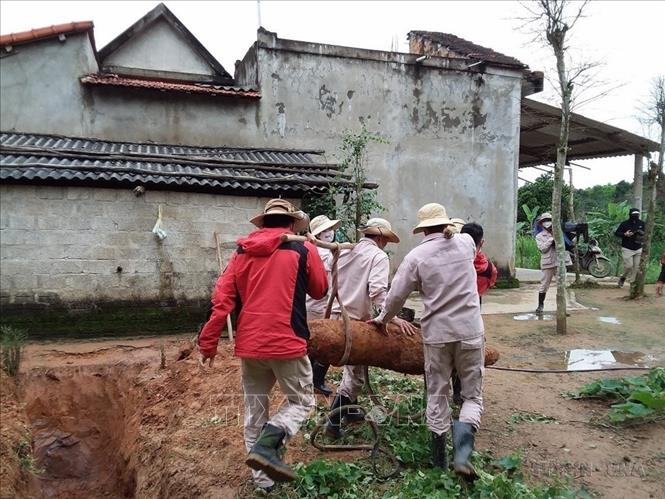 Đội Rà phá bom mìn MAG phát hiện, xử lý thành công quả bom nặng gần 230kg, chưa nổ trong vườn nhà dân trên địa bàn thôn Nguyên Sơn, xã Cự Nẫm (Quảng Bình). Ảnh: TTXVN phát