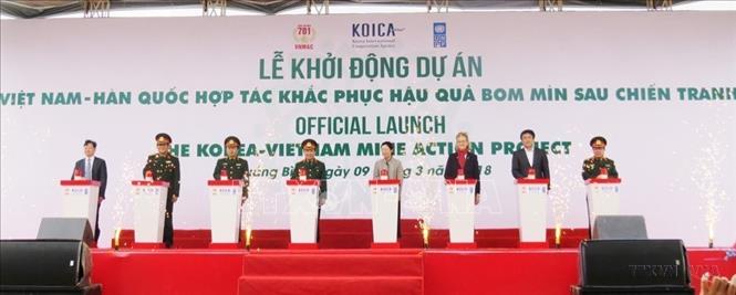 Các đại biểu thực hiện nghi thức bấm nút khởi động Dự án 