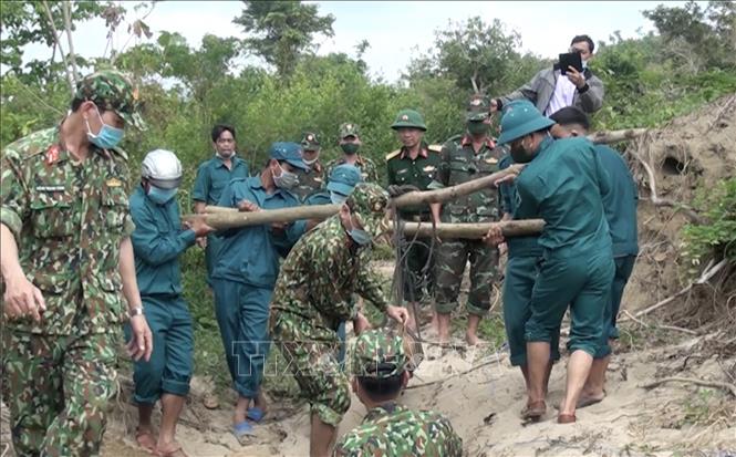 Bộ Chỉ huy Quân sự tỉnh Phú Yên chuẩn bị cho kích nổ một quả bom phát hiện tại huyện Sông Hinh (2022). Ảnh: TTXVN phát