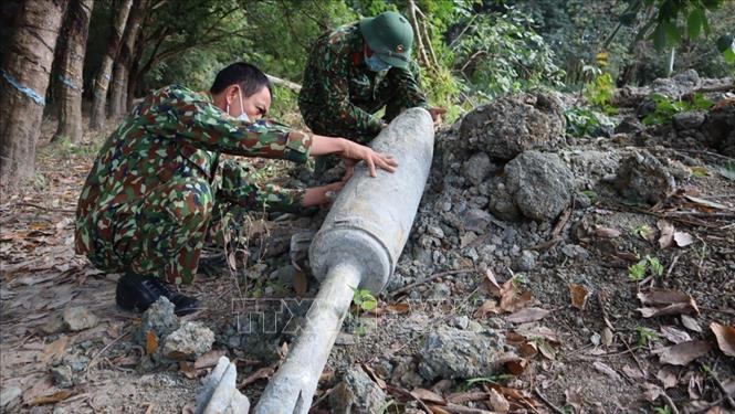 Trung tâm xử lý bom mìn Binh đoàn 16 xử lý và di dời quả bom MK – 82 (Snake Eye) nặng hơn 150 kg, được phát hiện tại công trình xây dựng, nạo vét suối thuộc ấp 4, xã Tân Thành, thành phố Đồng Xoài, tỉnh Bình Phước. Ảnh: TTXVN phát
