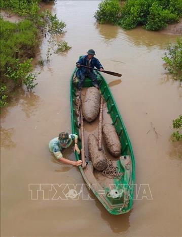 Lữ đoàn Công binh 25, Quân khu 9 (An Giang) tiến hành hủy nổ an toàn hơn 10 tấn bom, mìn, vật liệu nổ còn sót lại sau chiến tranh, được thu gom tại 7 tỉnh. Ảnh: Thanh Sang- TTXVN
