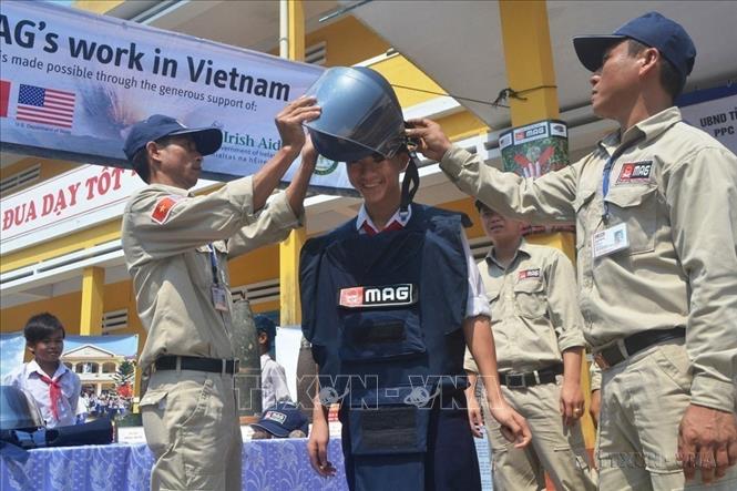 Nhóm cố vấn bom mìn – MAG (tổ chức phi Chính phủ nhân đạo của Anh) tổ chức truyền thông giáo dục phòng tránh tai nạn bom, mìn và vật liệu nổ cho học sinh Trường THCS Nguyễn Hiền, huyện Thăng Bình, tỉnh Quảng Nam (4/2013). Ảnh: Hứa Chung - TTXVN