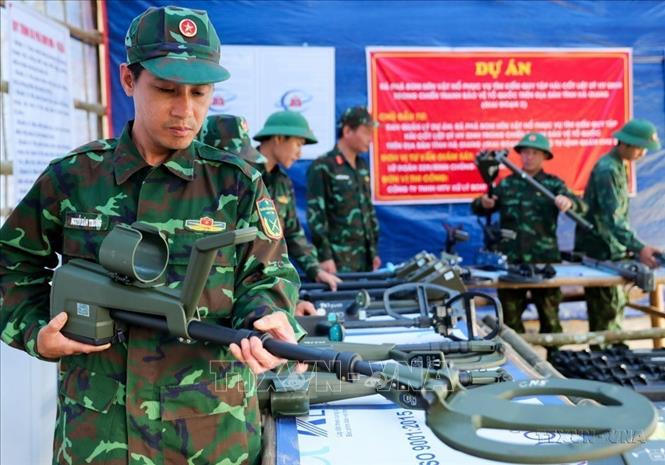 Cán bộ, chiến sĩ Công ty xử lý bom mìn, vật nổ 319 (Bộ Quốc phòng) kiểm tra máy dò mìn MINEX 4600 trước khi đến khu vực tìm kiếm, rà phá bom, mìn tại Hà Giang (2023). Ảnh: Hoàng Hiếu – TTXVN