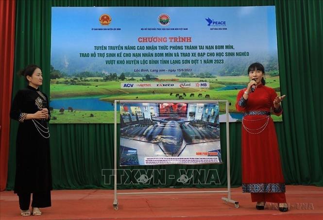 Cán bộ Trung tâm Hành động bom mìn quốc gia Việt Nam phố biến kiến thức về bom mìn đến với người dân và học sinh Lạng Sơn (2023). Ảnh: Lâm Khánh - TTXVN