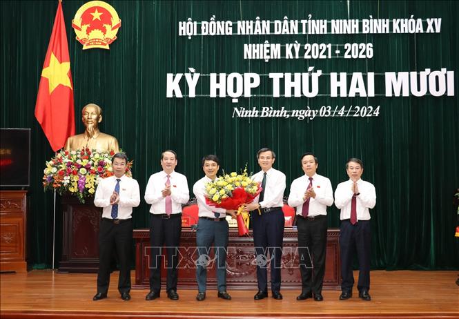 Lãnh đạo tỉnh Ninh Bình chúc mừng ông Hoàng Văn Kiên (thứ 3, từ trái qua). Ảnh: Đức Phương - TTXVN