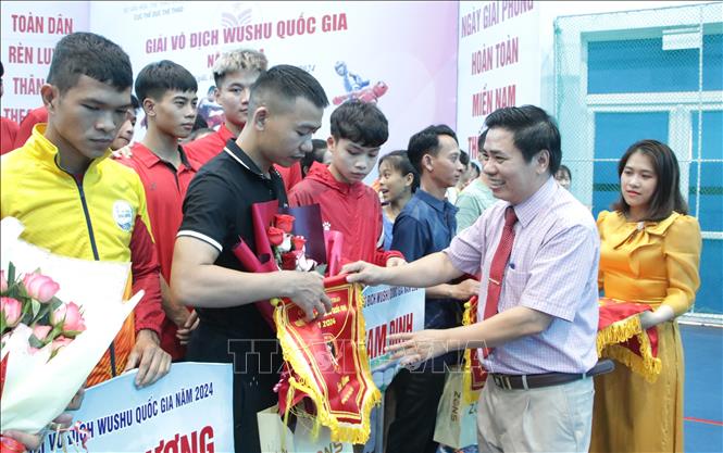 Ban tổ chức tặng hoa, cờ cho các đội tham gia Giải. Ảnh: Đinh Hương - TTXVN