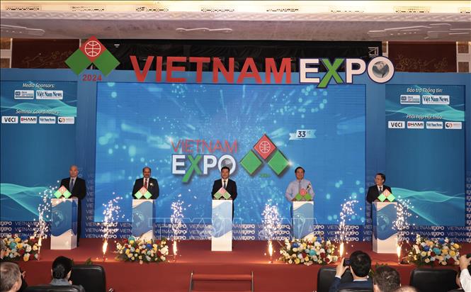 The Vietnam International Trade Fair (Vietnam Expo 2024) kicks off in Hanoi on April 3, attracting 480 enterprises from 15 countries and territories worldwide. VNA Photo: Trần Việt