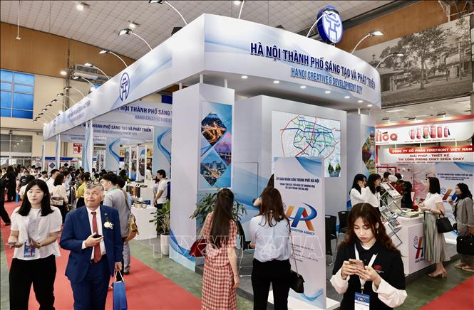 The Vietnam International Trade Fair (Vietnam Expo 2024) kicks off in Hanoi on April 3, attracting 480 enterprises from 15 countries and territories worldwide. VNA Photo: Trần Việt