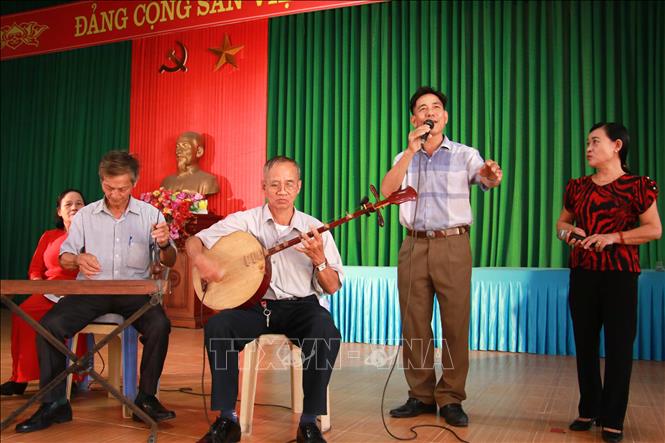 Các thành viên Câu lạc bộ hát chèo thôn Phú Văn Nam, xã Hải Châu, huyện Hải Hậu (Nam Định) hầu hết là người cao tuổi nên việc gìn giữ nghệ thuật chèo đang gặp nhiều khó khăn. Ảnh tư liệu: Công Luật - TTXVN
