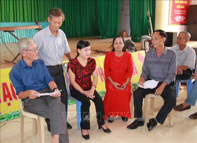 Các thành viên Câu lạc bộ hát chèo thôn Phú Văn Nam, xã Hải Châu, huyện Hải Hậu (Nam Định) tập trung thảo luận sau buổi tập luyện. Ảnh tư liệu: Công Luật - TTXVN