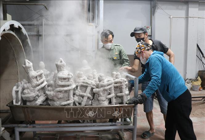 Xưởng đúc tượng của anh Hoàng Văn Quân tạo việc làm cho nhiều lao động địa phương. Ảnh: Thanh Thương - TTXVN