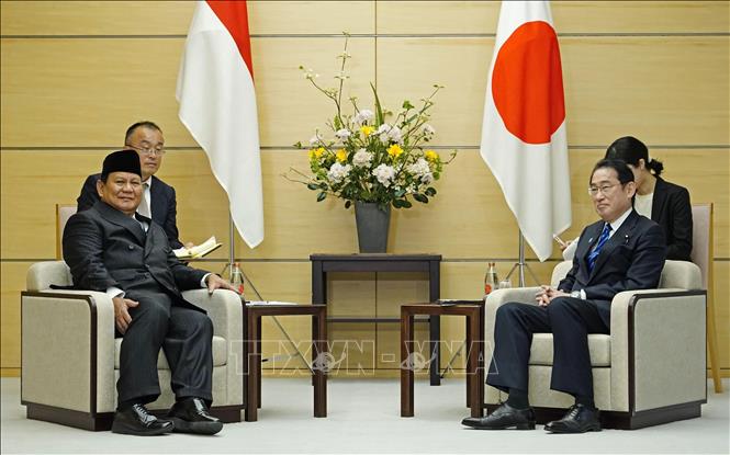 Tổng thống đắc cử Indonesia Prabowo Subianto (trái, trước) và Thủ tướng Nhật Bản Fumio Kishida (phải, trước) tại cuộc gặp ở Tokyo ngày 3/4/2024. Ảnh: Kyodo/TTXVN
