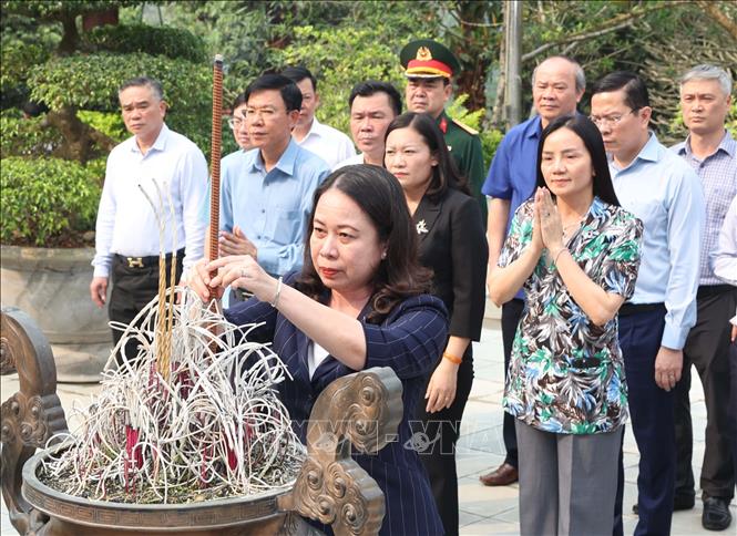 Quyền Chủ tịch nước Võ Thị Ánh Xuân dâng hương tưởng niệm Chủ tịch Hồ Chí Minh tại Nhà tưởng niệm Bác Hồ ở Khu di tích lịch sử Quốc gia đặc biệt ATK Định Hóa, tỉnh Thái Nguyên. Ảnh: Thống Nhất –TTXVN