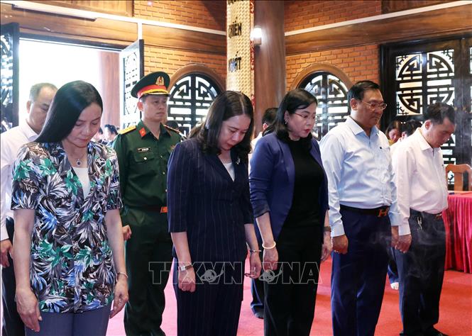 Quyền Chủ tịch nước Võ Thị Ánh Xuân dâng hương tưởng niệm Chủ tịch Hồ Chí Minh tại Nhà tưởng niệm Bác Hồ ở Khu di tích lịch sử Quốc gia đặc biệt ATK Định Hóa, tỉnh Thái Nguyên. Ảnh: Thống Nhất –TTXVN