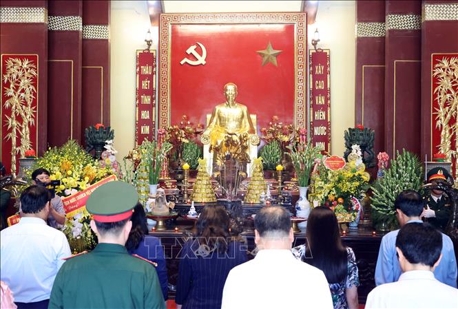 Quyền Chủ tịch nước Võ Thị Ánh Xuân dâng hương tưởng niệm Chủ tịch Hồ Chí Minh tại Nhà tưởng niệm Bác Hồ ở Khu di tích lịch sử Quốc gia đặc biệt ATK Định Hóa, tỉnh Thái Nguyên. Ảnh: Thống Nhất –TTXVN