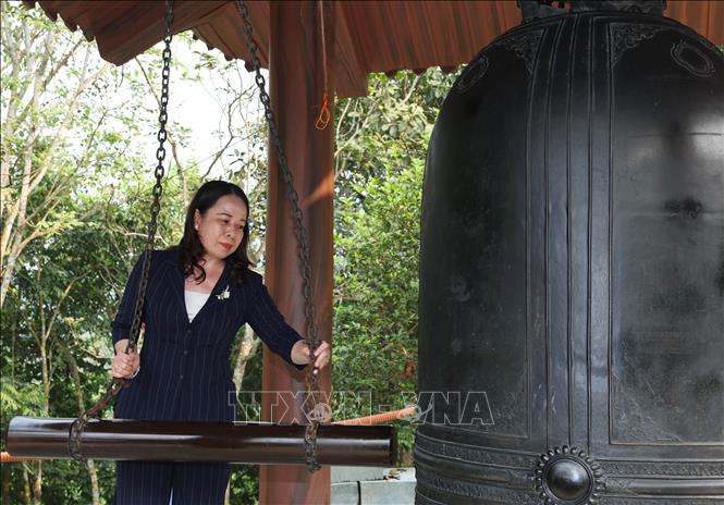 Quyền Chủ tịch nước Võ Thị Ánh Xuân thỉnh chuông tại Nhà tưởng niệm Chủ tịch Hồ Chí Minh ở ATK Định Hóa.. Ảnh: Thống Nhất –TTXVN