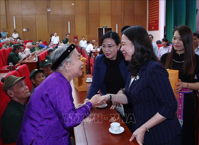Quyền Chủ tịch nước Võ Thị Ánh Xuân thăm hỏi người có công với cách mạng huyện Định Hóa. Ảnh: Thống Nhất –TTXVN
