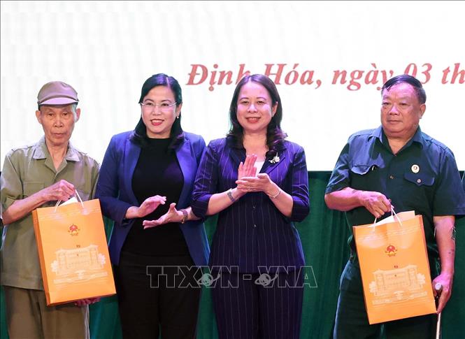 Quyền Chủ tịch nước Võ Thị Ánh Xuân và Bí thư Tỉnh ủy Thái Nguyên Nguyễn Thanh Hải trao quà cho người có công với cách mạng huyện Định Hóa. Ảnh: Thống Nhất –TTXVN

