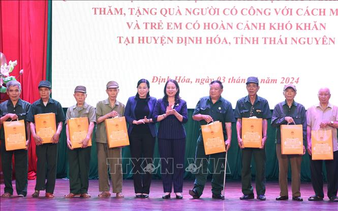 Quyền Chủ tịch nước Võ Thị Ánh Xuân và Bí thư Tỉnh ủy Thái Nguyên Nguyễn Thanh Hải trao quà cho người có công với cách mạng huyện Định Hóa. Ảnh: Thống Nhất –TTXVN

