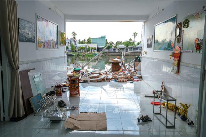Căn nhà số 54 đường Lê Thị Hồng Gấm, khu vực 2, phường Trà An, quận Bình Thủy bị sạt lở nuốt mất gần phân nửa. Ảnh: Thanh Liêm - TTXVN