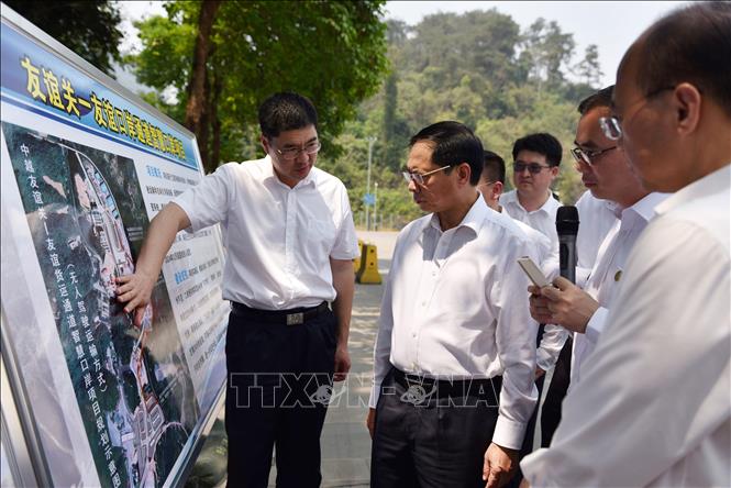 FM  Bui Thanh Son surveys the route for transporting goods across the Huu Nghi international border gate. VNA Photo: Thanh Dương 