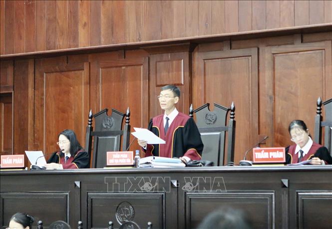 Thẩm phán Phan Đức Phương, Chủ tọa phiên Toà phúc thẩm, đọc quyết định xét xử vụ án sáng 4/4. Ảnh: Thanh Vũ - TTXVN 