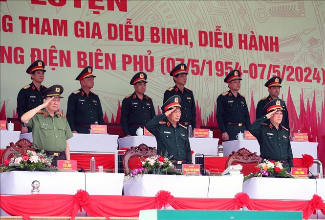  Đại tướng Phan Văn Giang, Bộ trưởng Bộ Quốc phòng, Đại tướng Tô Lâm, Bộ trưởng Bộ Công an, Đại tướng Lương Cường, Chủ nhiệm Tổng cục Chính trị QĐND Việt Nam cùng các đại biểu dự buổi hợp luyện. Ảnh: Trọng Đức - TTXVN