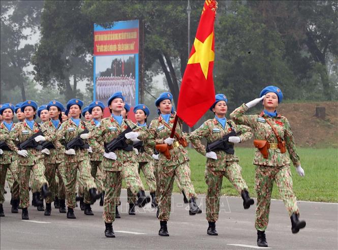 Khối nữ sĩ quan Gìn giữ hòa bình Liên Hợp quốc tham gia hợp luyện. Ảnh: Trọng Đức - TTXVN