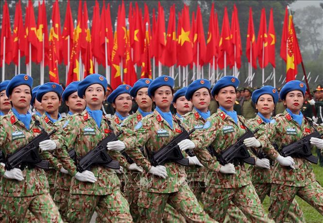 Khối nữ sĩ quan Gìn giữ hòa bình Liên Hợp quốc tham gia hợp luyện. Ảnh: Trọng Đức - TTXVN
