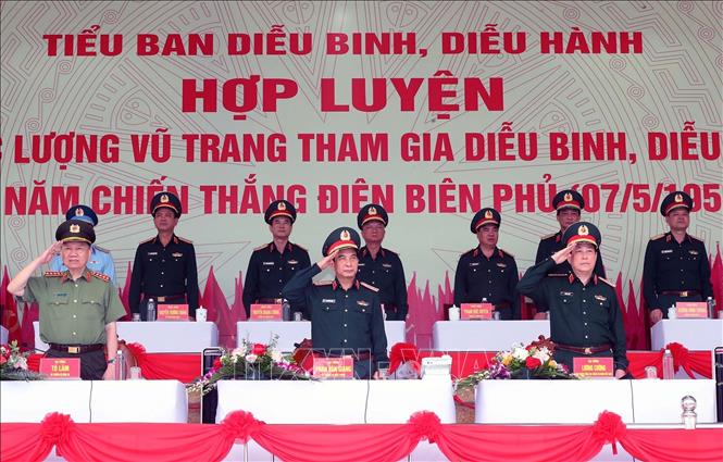 Đại tướng Phan Văn Giang, Bộ trưởng Bộ Quốc phòng, Đại tướng Tô Lâm, Bộ trưởng Bộ Công an và Đại tướng Lương Cường, Chủ nhiệm Tổng cục Chính trị QĐND Việt Nam tham dự buổi hợp luyện.  Ảnh: Trọng Đức - TTXVN
