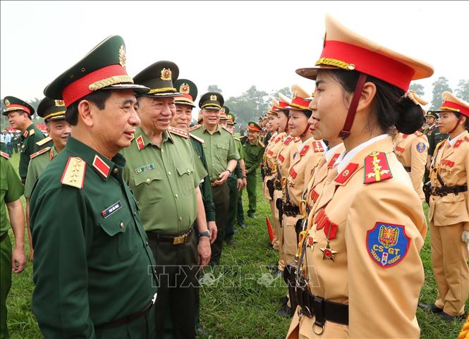 Đại tướng Phan Văn Giang, Bộ trưởng Bộ Quốc phòng và Đại tướng Tô Lâm, Bộ trưởng Bộ Công an thăm hỏi, động viên các lực lượng tham gia hợp luyện.  Ảnh: Trọng Đức - TTXVN