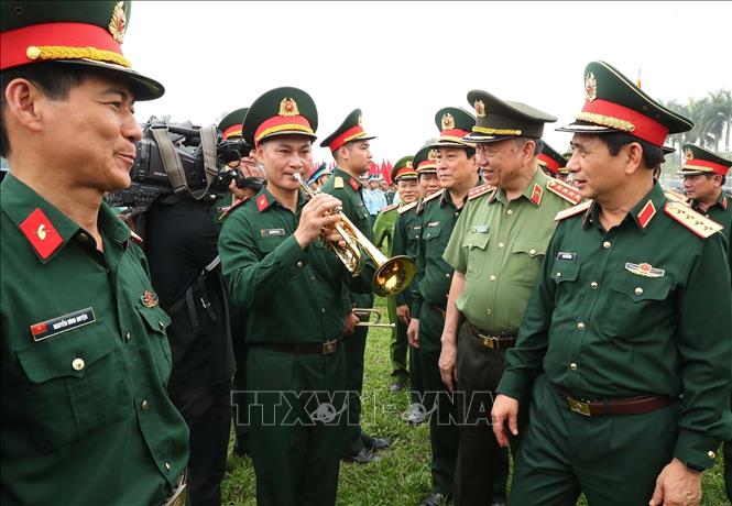 Đại tướng Phan Văn Giang, Bộ trưởng Bộ Quốc phòng và Đại tướng Tô Lâm, Bộ trưởng Bộ Công an thăm hỏi, động viên các lực lượng tham gia hợp luyện.  Ảnh: Trọng Đức - TTXVN