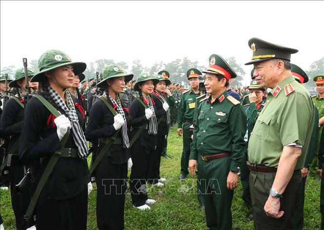 Đại tướng Phan Văn Giang, Bộ trưởng Bộ Quốc phòng và Đại tướng Tô Lâm, Bộ trưởng Bộ Công an thăm hỏi, động viên các lực lượng tham gia hợp luyện.  Ảnh: Trọng Đức - TTXVN