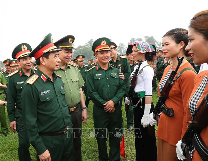 Đại tướng Phan Văn Giang, Bộ trưởng Bộ Quốc phòng và Đại tướng Tô Lâm, Bộ trưởng Bộ Công an thăm hỏi, động viên các lực lượng tham gia hợp luyện.  Ảnh: Trọng Đức - TTXVN
