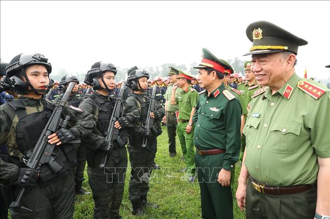 Đại tướng Phan Văn Giang, Bộ trưởng Bộ Quốc phòng và Đại tướng Tô Lâm, Bộ trưởng Bộ Công an thăm hỏi, động viên các lực lượng tham gia hợp luyện.  Ảnh: Trọng Đức - TTXVN