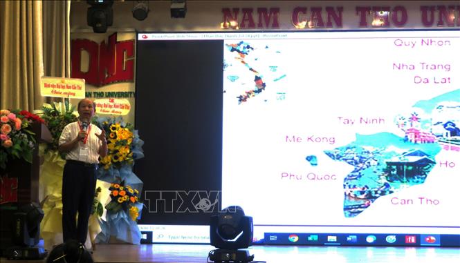 Chuyên gia trình bày tham luận. Ảnh: Ánh Tuyết - TTXVN 