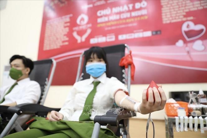 Học viên Học viện Cảnh sát Nhân dân tham gia hiến máu tại ngày hội chính Chủ nhật Đỏ lần thứ XIV - năm 2022. Ảnh: Minh Quyết - TTXVN