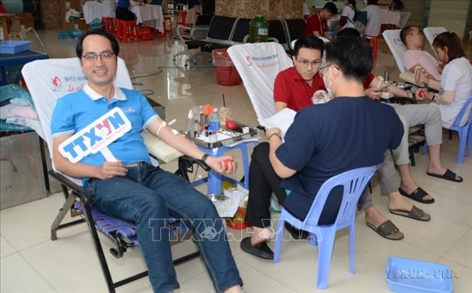 Thanh niên TTXVN khu vực miền Trung - Tây Nguyên tham gia hiến máu tình nguyện (2024). Ảnh: Văn Dũng-TTXVN